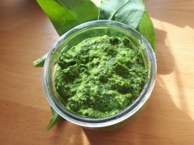 Pesto z czosnku niedźwiedziego z prażonymi  migdałami