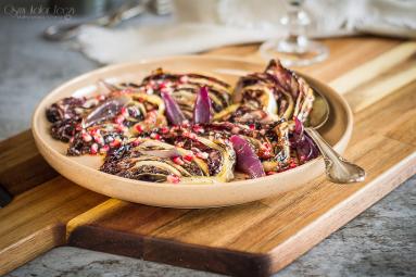 Pieczona sałata radicchio z granatem i balsamico