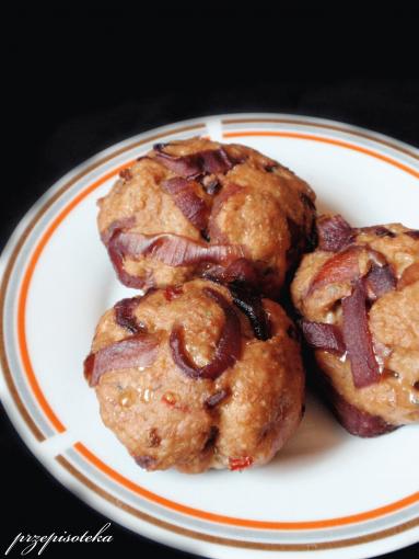 Pieczone kotlety mielone z czerwoną cebulą podsmażaną w occie balsamicznym