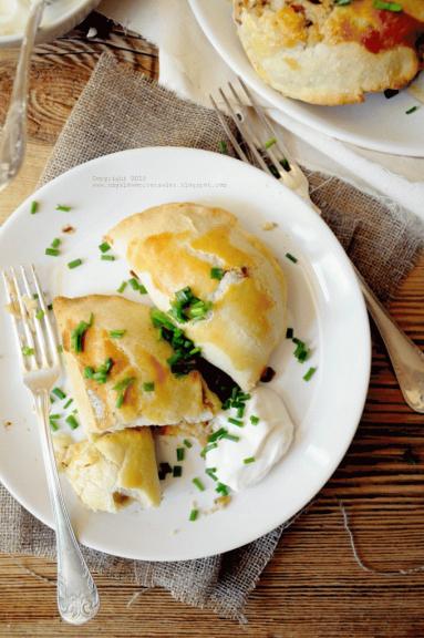 Pieczone pierogi z ziemniakami, fetą i świeżym rozmarynem