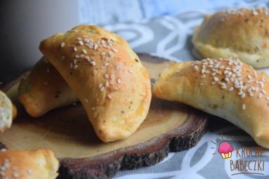 Pieczone pierożki drożdżowe z kabanosem, suszonym pomidorem, kukurydzą i mozzarellą