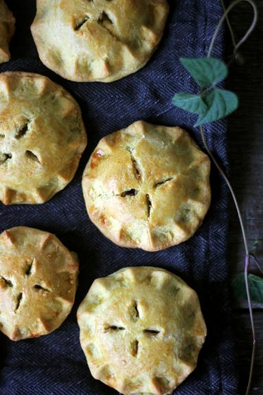 Pieczone ravioli z kozim serem, bobem i suszonymi pomidorami