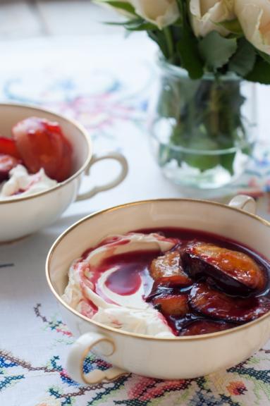 Pieczone śliwki z waniliowym kremem mascarpone