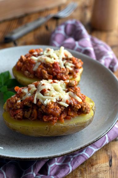 Pieczone ziemniaki z sosem bolognese