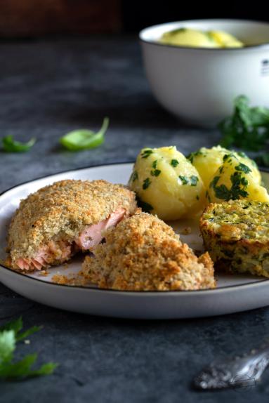 Pieczony łosoś w panierce chlebowo-parmezanowej