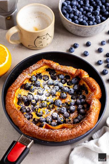 Pieczony naleśnik dutch baby z borówkami