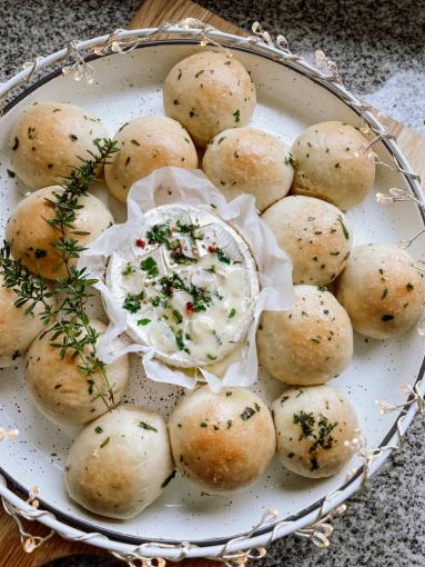 Pieczony ser camembert (z bułeczkami)