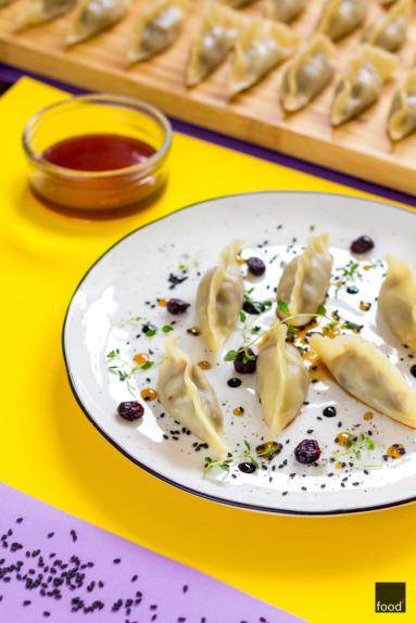 Pierogi gyoza z pieczoną kaczką i sosem z suszonych owoców