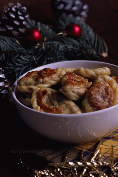 Pierogi z kaszą gryczoaną i grzybami