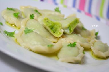 Pierogi z nadzieniem z groszku, ziemniaków i fety