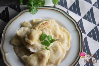 Pierogi z ziemniakami, boczkiem i cebulą