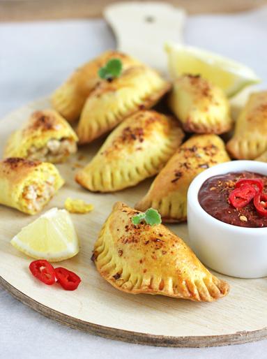 Pierożki empanadas z indykiem i czekoladowym sosem mole