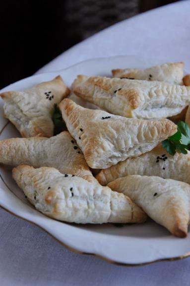 Pierożki z ciasta francuskiego ze szpinakiem