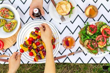 Piknik na pożegnanie lata: roślinne grillowanie na trawie