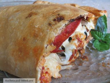 Pizza calzone z pieczarkami i salami 