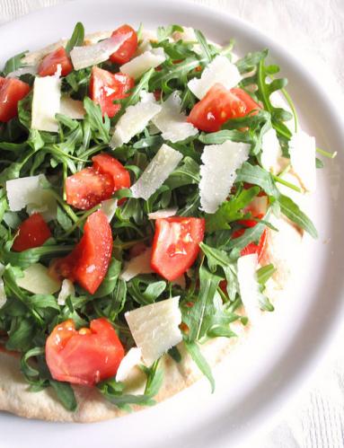 Pizza con pomodori, rucola e parmigiano