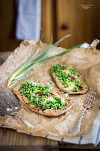 Pizza „primavera” na domowym pełnoziarnistym płaskim chlebie