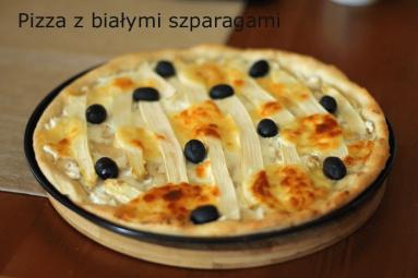 Pizza z białymi szparagami