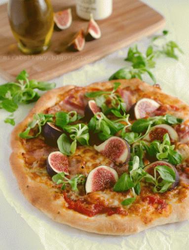 Pizza z boczkiem, figami i roszponką