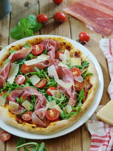 Pizza z rukolą,pomidorkami i prosciutto