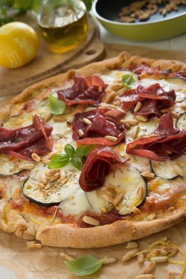 Pizza z szynką bresaola, bakłażanem i orzeszkami pinii