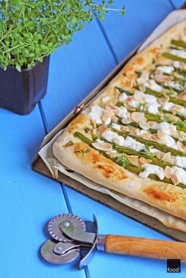 Pizza ze szparagami na śmietanowym sosie z francuskim serem kozim, migdałami i tymiankiem