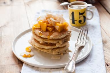 Placuszki z wiórkami i mlekiem kokosowym (kokosowe pancakes)