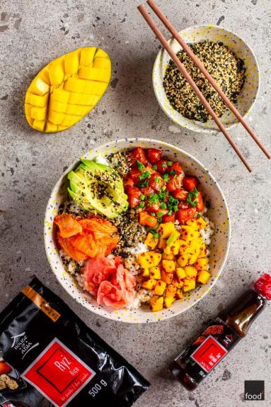 Poké bowl z łososiem teriyaki, mango, awokado i kimchi