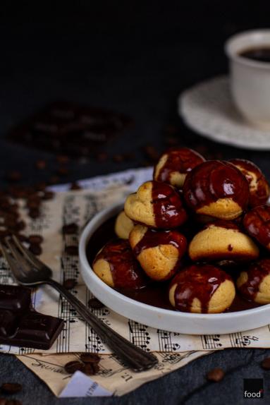 Profiterole z kremem waniliowym i czekoladą