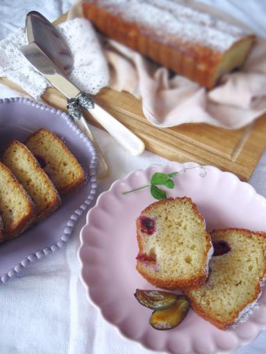 Prosta babka jogurtowa ze śliwkami