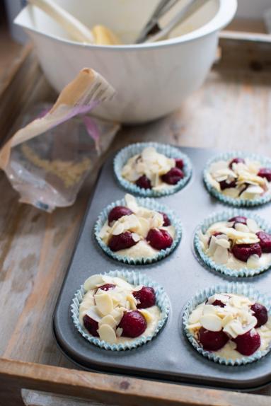 Proste muffinki jogurtowe z wiśniami