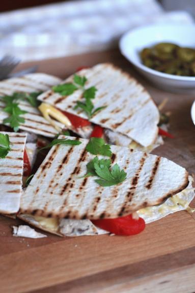 Przekąski na imprezę- quesadilla z kurczakiem, grillowaną papryką i jalapeño