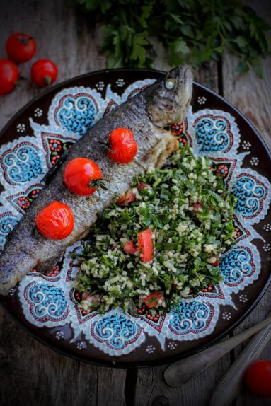 Pstrąg z tabbouleh i grillowanymi pomidorkami