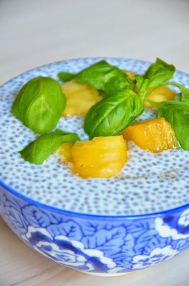 Pudding chia z ananasem i bazylią