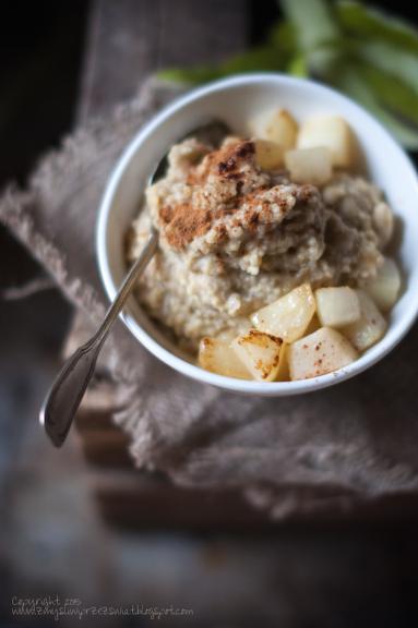 Pudding jaglany z bananem i karmelizowaną gruszką (Millet pudding with banana and caramelized pear).