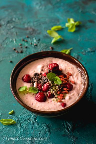 Pudding jaglany z malinami – pomysł na zdrowe, szybkie śniadanie