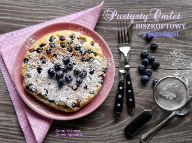 Puszysty omlet biszkoptowy z jagodami - pyszny