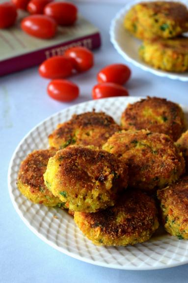 Pyszne kotlety ziemniaczane z curry i marchewką