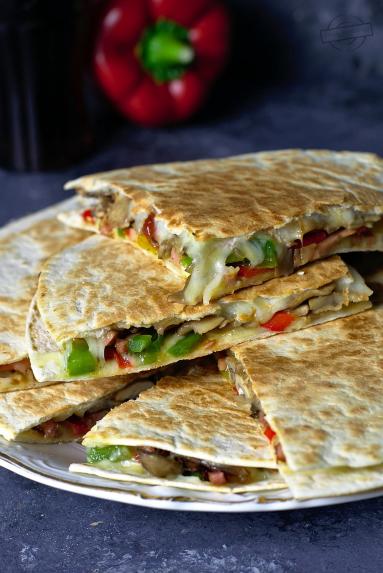 Quesadilla z serem, pieczarkami i kiełbasą krakowską