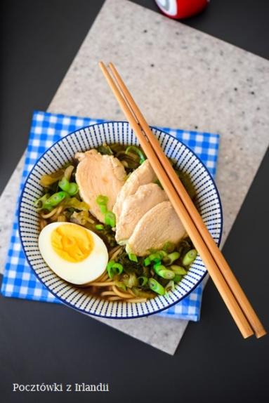 Ramen z kurczakiem i pak choi 