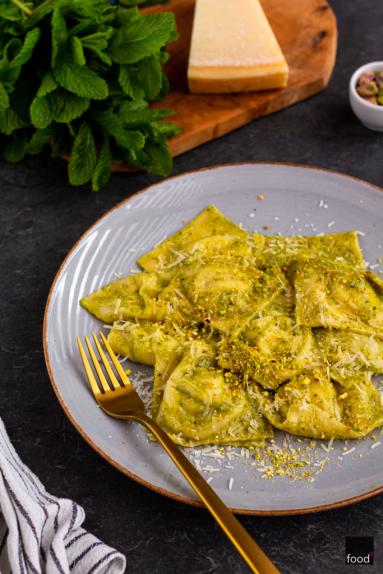 Ravioli z ricottą, miętą i pesto pistacjowym