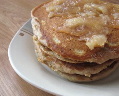 Razowe pancakes z gruszką i  cynamonem 