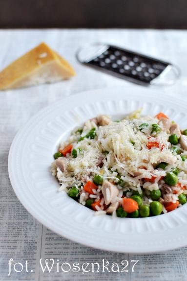 Risotto z kurczakiem, marchewką i zielonym groszkiem