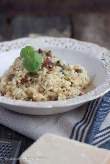 Risotto z suszonymi pomidorami, bazylią i kaparami