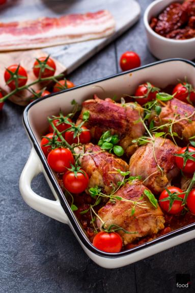 Roladki z podudzi kurczaka nadziewane mozzarellą i pomidorami suszonymi