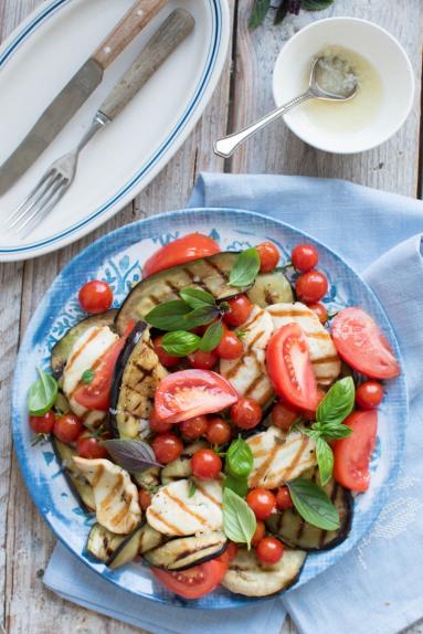 Sałatka z grillowanym bakłażanem i serem halloumi