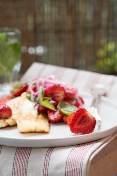 Sałatka z grillowanym serem halloumi, pomidorami i truskawkami