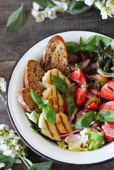 Sałatka z grillowanymi szparagami, halloumi i truskawkami