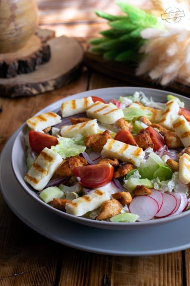 Sałatka z kurczakiem i grillowanym halloumi