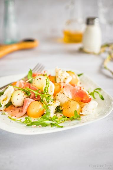 Sałatka z melonem, szynką parmeńską i mozzarellą